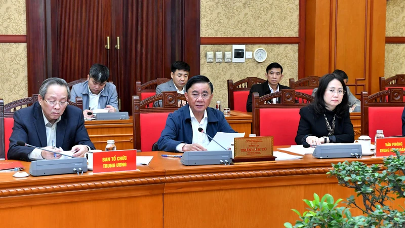 ket-luan-cua-bo-chinh-tri-ve-dieu-chinh-pham-vi-va-doi-tuong-ap-dung-chinh-sach-che-do-doi-voi-can-bo-trong-thuc-hien-sap-xep