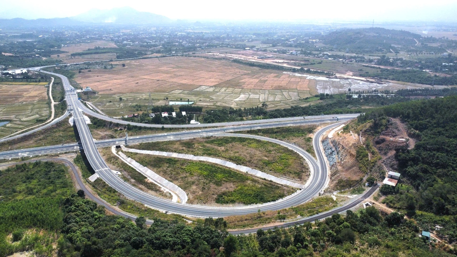 sap-nhap-khanh-hoa-ninh-thuan-thanh-trung-tam-kinh-te-bien-va-nang-luong-tai-tao