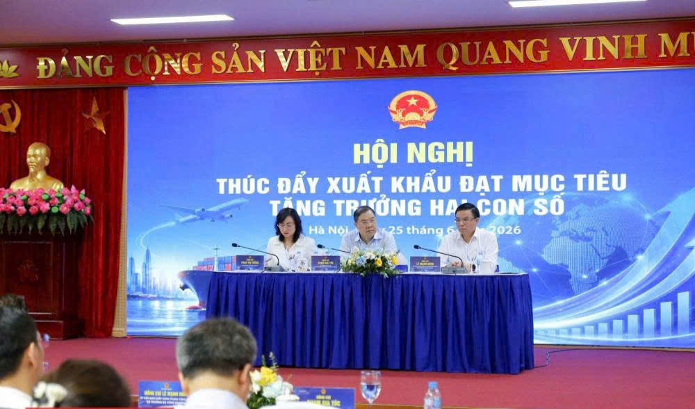 xuat-khau-tang-toc-dien-tu-dan-dat-tang-truong