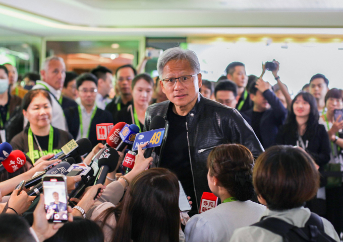 lanh-dao-khong-khoan-nhuong-su-tan-nhan-cua-ty-phu-jensen-huang