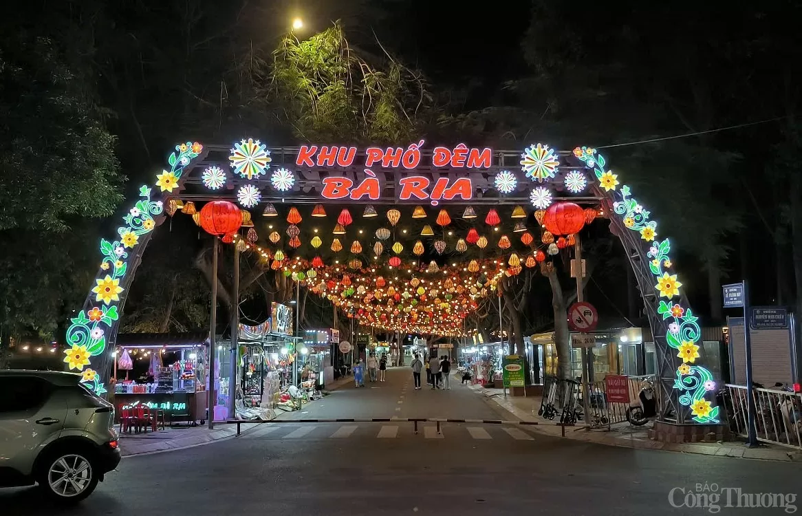 kinh-te-dem-can-dot-pha-de-giu-chan-du-khach