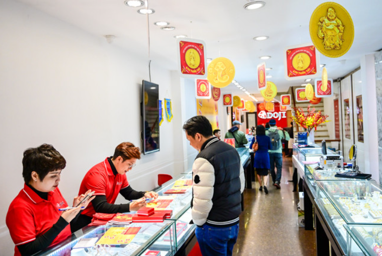 gia-vang-nhan-va-sjc-khong-bien-dong-sau-ngay-via-than-tai