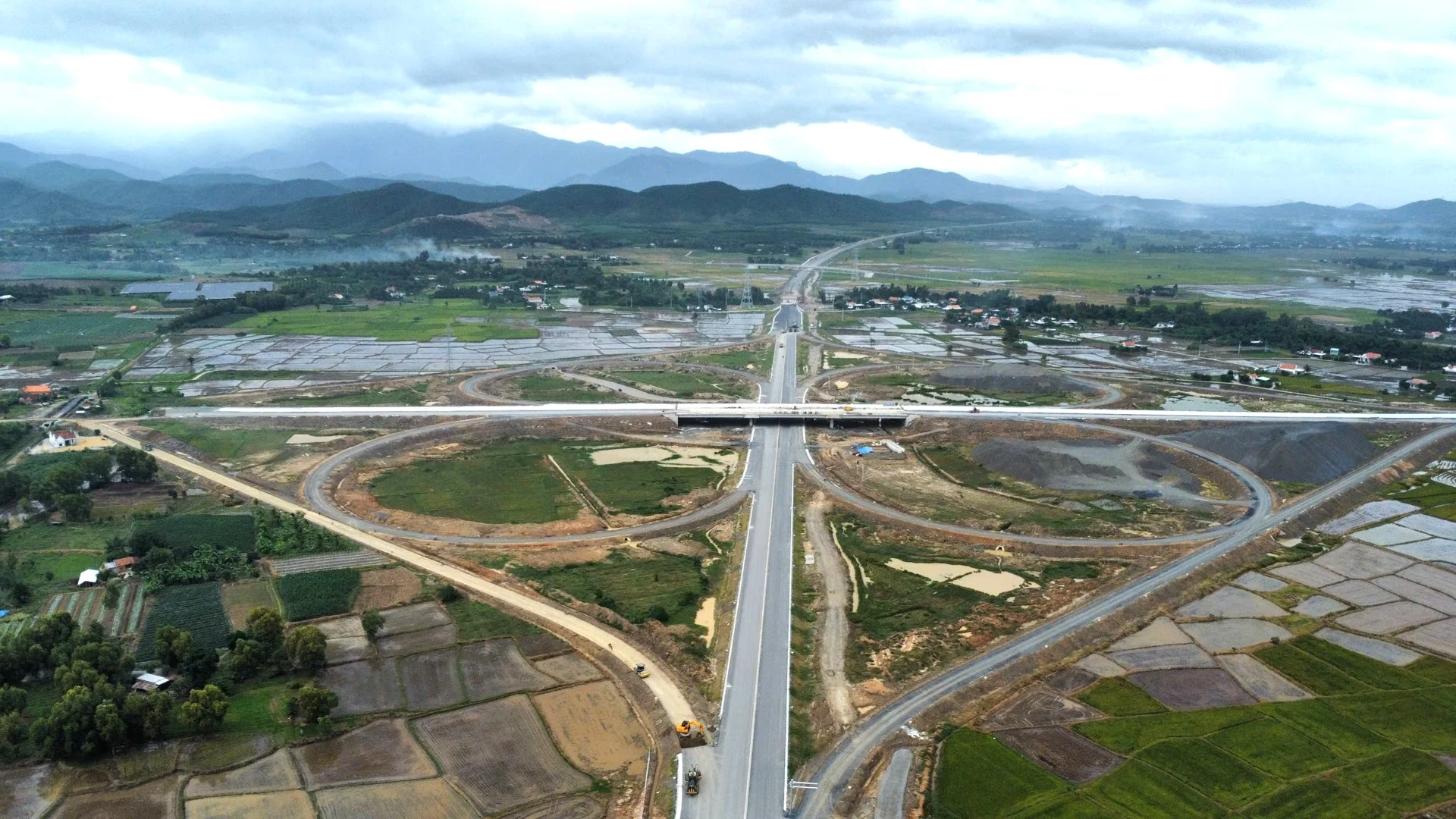 sap-nhap-tinh-thanh-noi-lien-nui-voi-bien-loi-the-nhan-doi