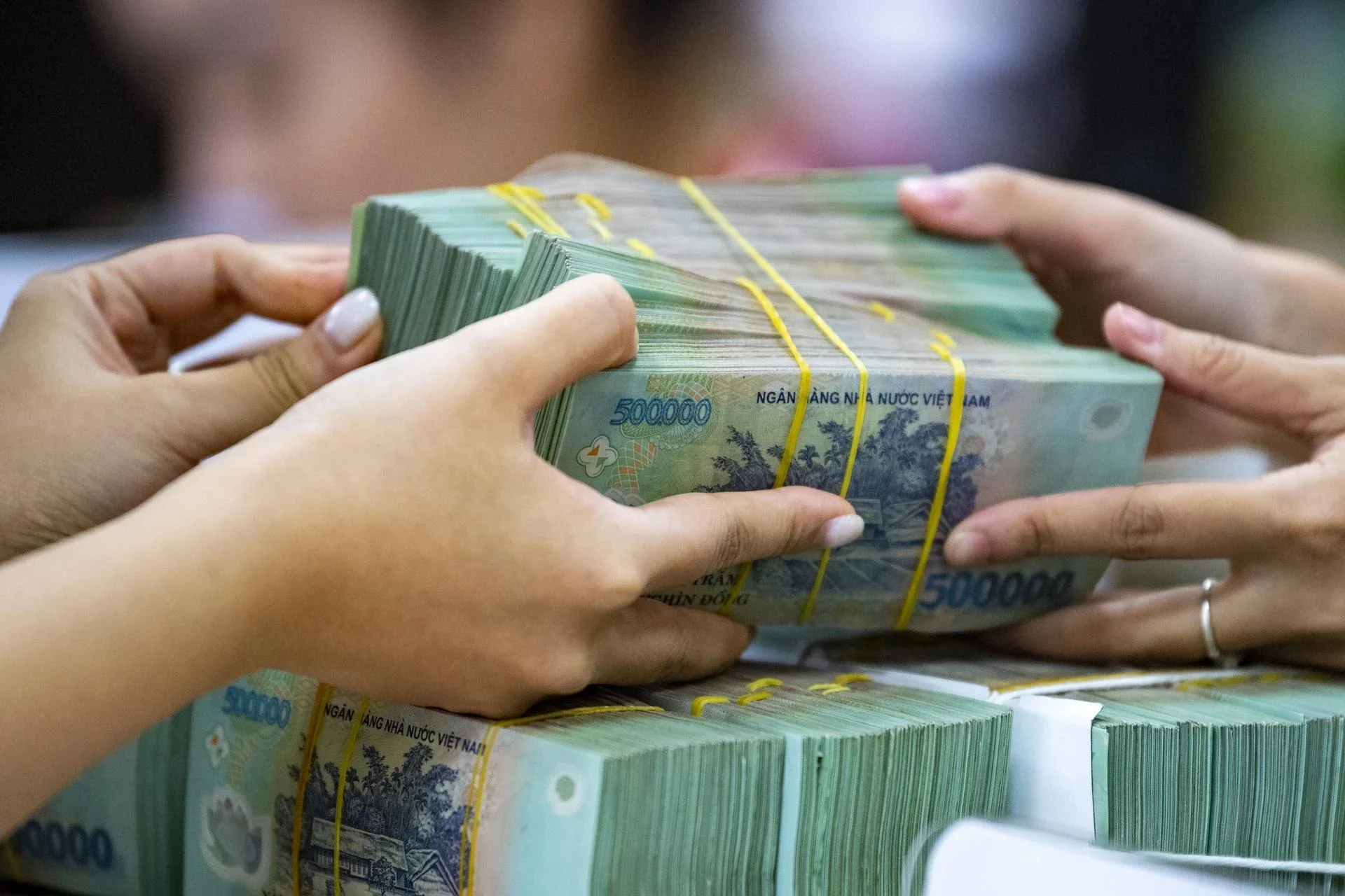 ty-gia-usdvnd-giam-lien-tiep-lai-suat-qua-dem-bat-ngo-lao-doc