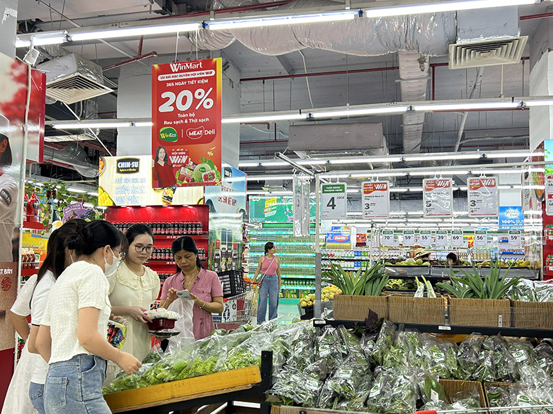 Khách hàng mua sắm tại siêu thị WinMart (4).jpg