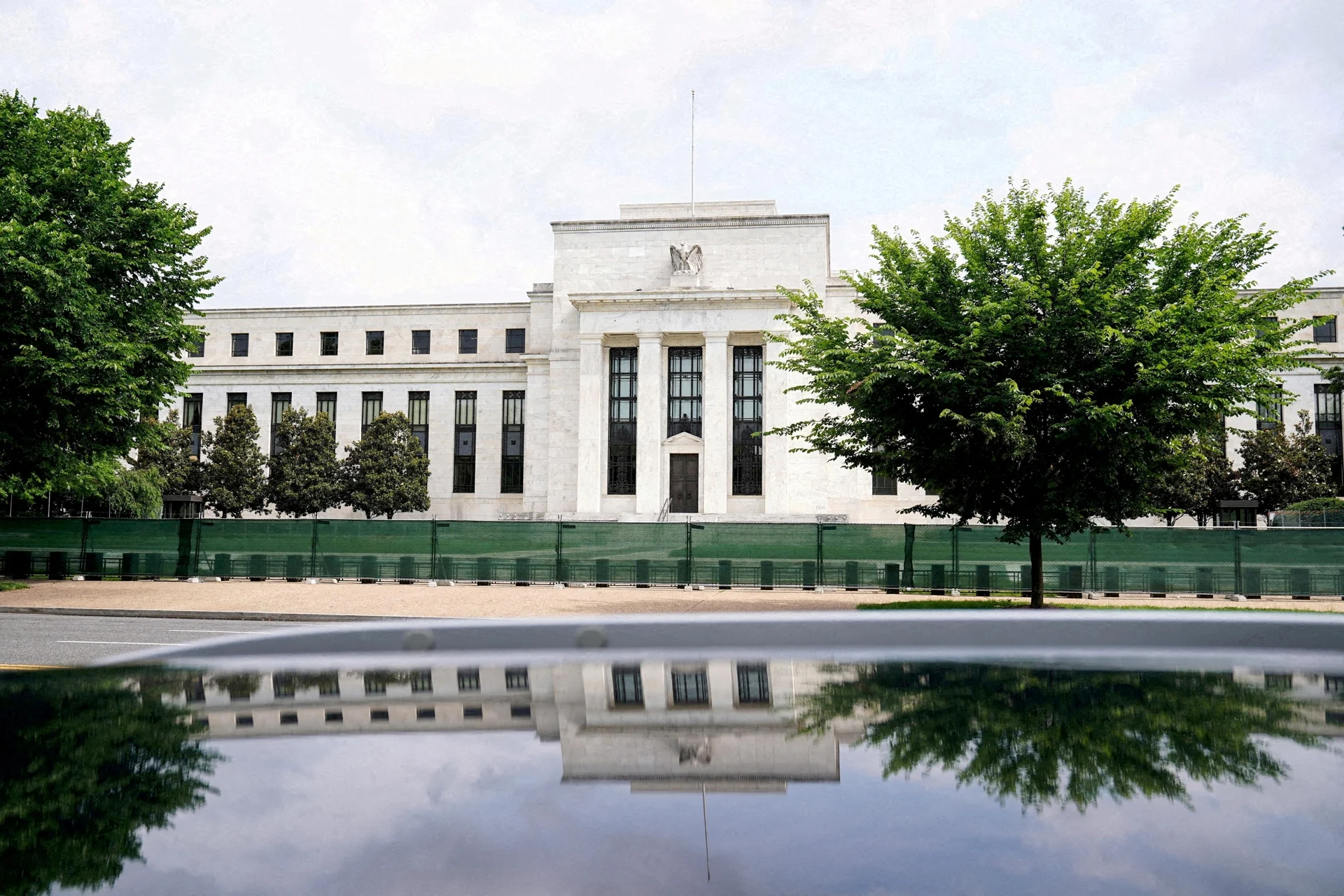 Giá dầu giảm mạnh, chờ thời điểm Fed hạ lãi suất