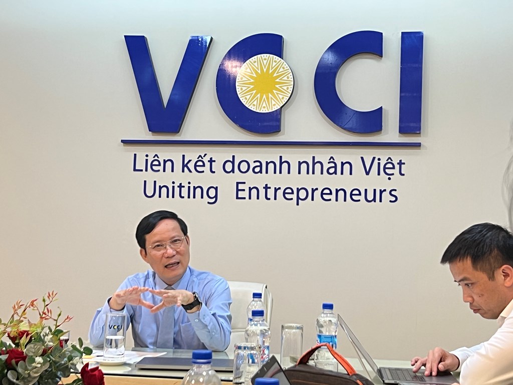 chu-tich-vcci-tranh-thu-boi-canh-de-trong-nguy-thay-co-va-bay-len