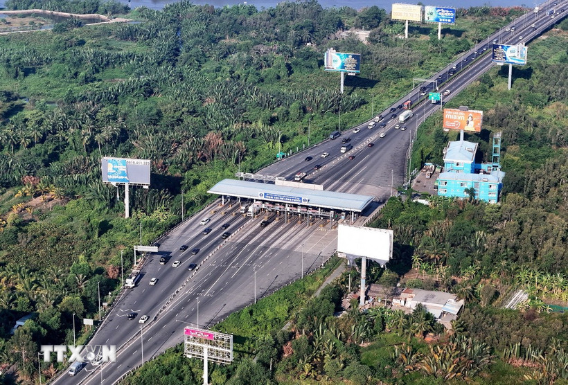 phoi-hop-cung-ung-xang-dau-tren-cao-toc-tp-ho-chi-minh-long-thanh-dau-giay