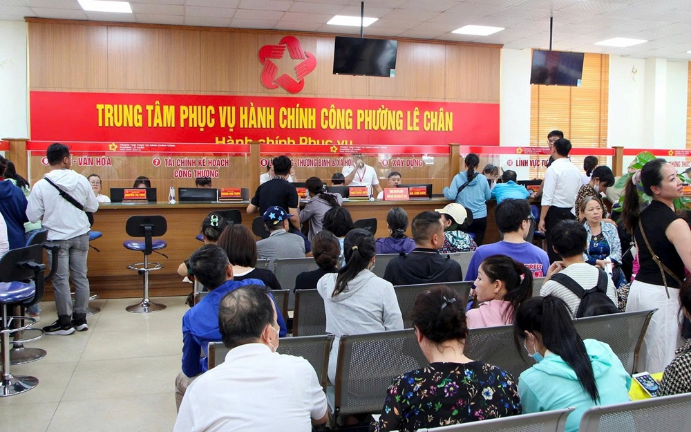 Trung_binh_mi_ngay_Trung_tam_Phc_v_hanh_chinh_cong_phng_Le_Chan_tip_hn_500_lt_cong_dan.jpg