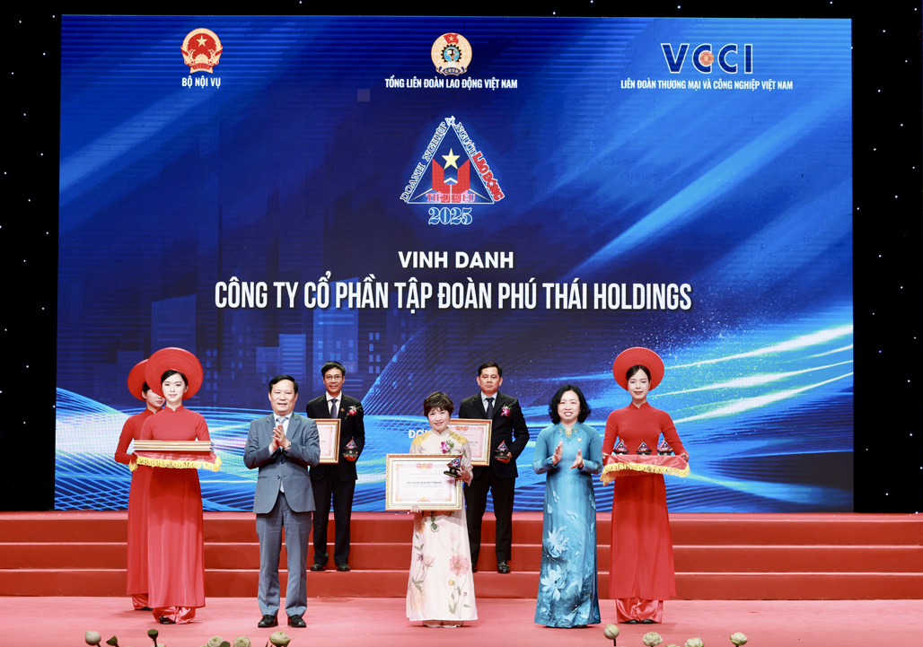 Anh 01. Phu Thai nhận giải.jpg