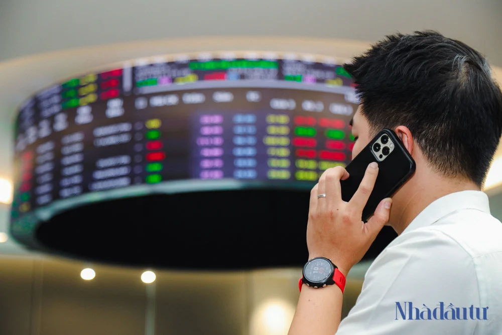 doanh-nghiep-va-lanh-dao-dong-loat-nhay-vao-cuu-gia-co-phieu