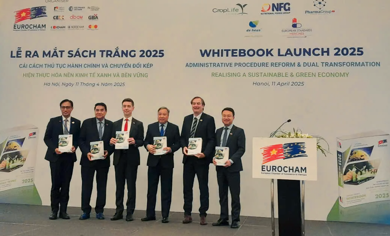 sach-trang-2025-hien-thuc-hoa-nen-kinh-te-xanh-va-ben-vung