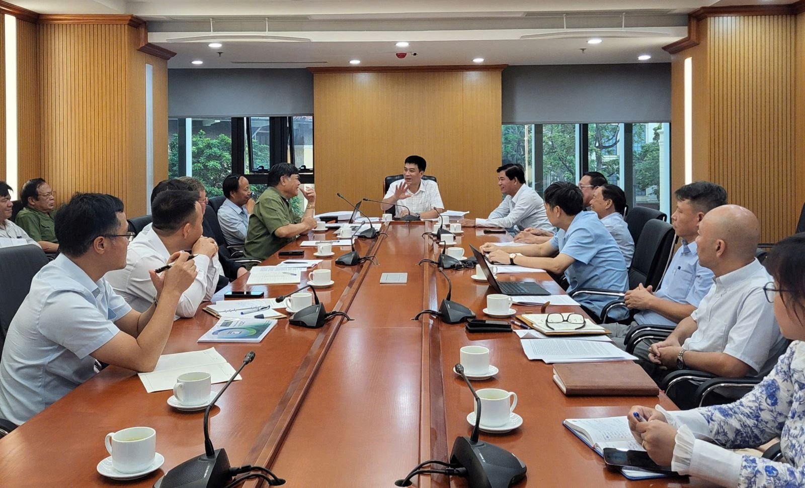 bo-xay-dung-lam-viec-voi-doanh-nhan-duong-bia-ve-sang-kien-lam-duong-cao-toc-tiet-kiem