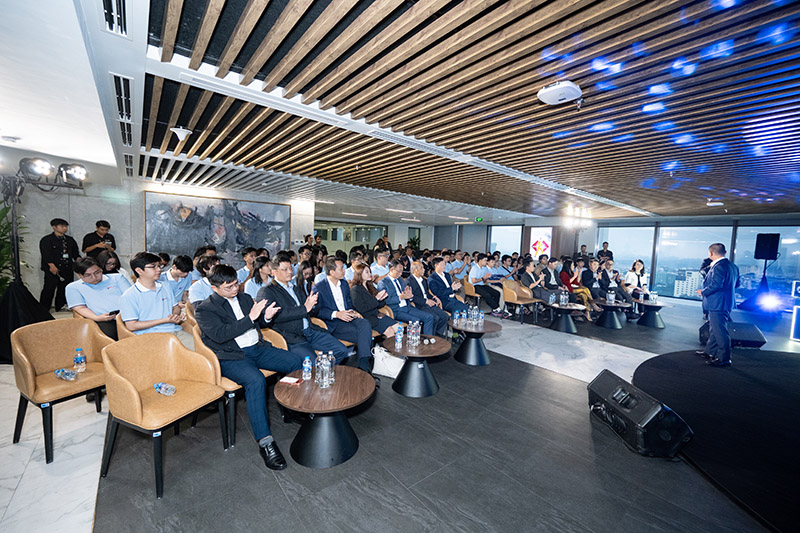 Ảnh 1_TCB ch&agrave;o đ&oacute;n nh&acirc;n t&agrave;i AI thực chiến tham quan trụ sở.jpg