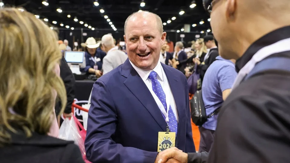 chan-dung-nguoi-ke-vi-warren-buffett-tiep-quan-de-che-1160-ty-usd