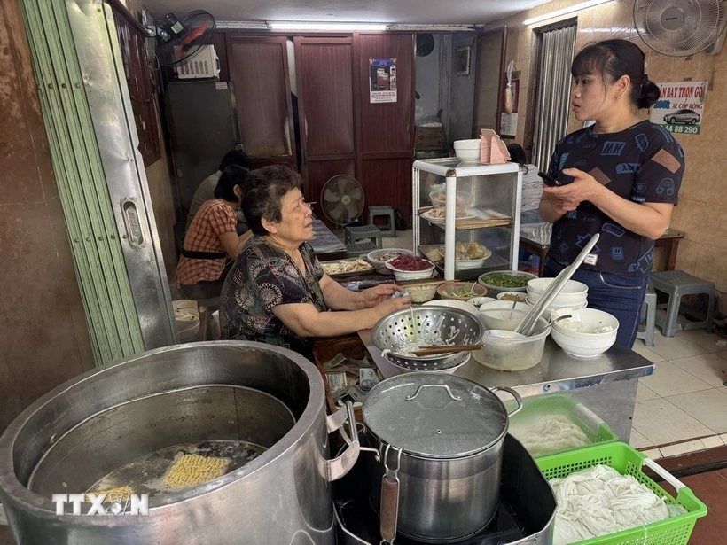 ha-noi-gia-dien-tang-cac-ho-kinh-doanh-an-uong-ruc-rich-tang-gia