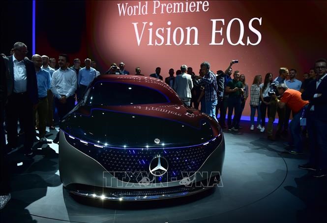 loi-nhuan-rong-cua-mercedes-benz-giam-hon-50