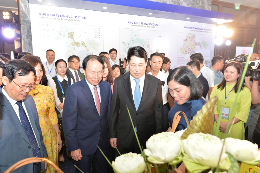 Ch_tch_nc_Lng_Cng_va_cac_i_biu_tham_quan_cac_gian_hang_trin_lam_gii_thiu_v_vn_hoa_va_c_sn_a_phng_ca_thanh_ph_Hi_Phong.jpg
