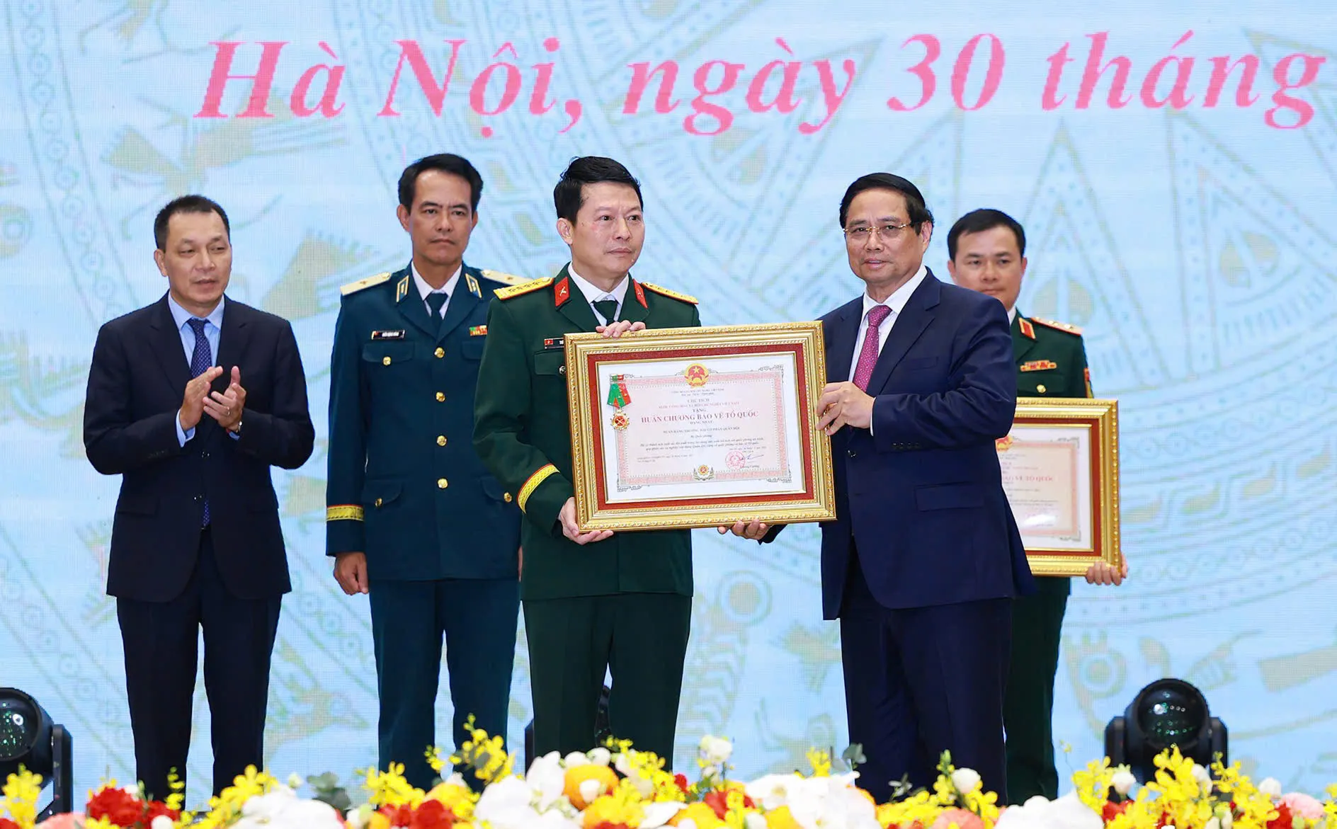 mb-vinh-du-don-nhan-huan-chuong-bao-ve-to-quoc-hang-nhat-tai-hoi-nghi-80-nam-doanh-nghiep-dong-hanh-cung-dat-nuoc