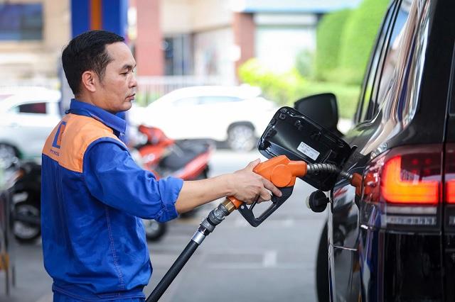 Thương nhân đầu mối được đề xuất tự quyết giá xăng dầu, hai doanh nghiệp kỳ vọng hưởng lợi