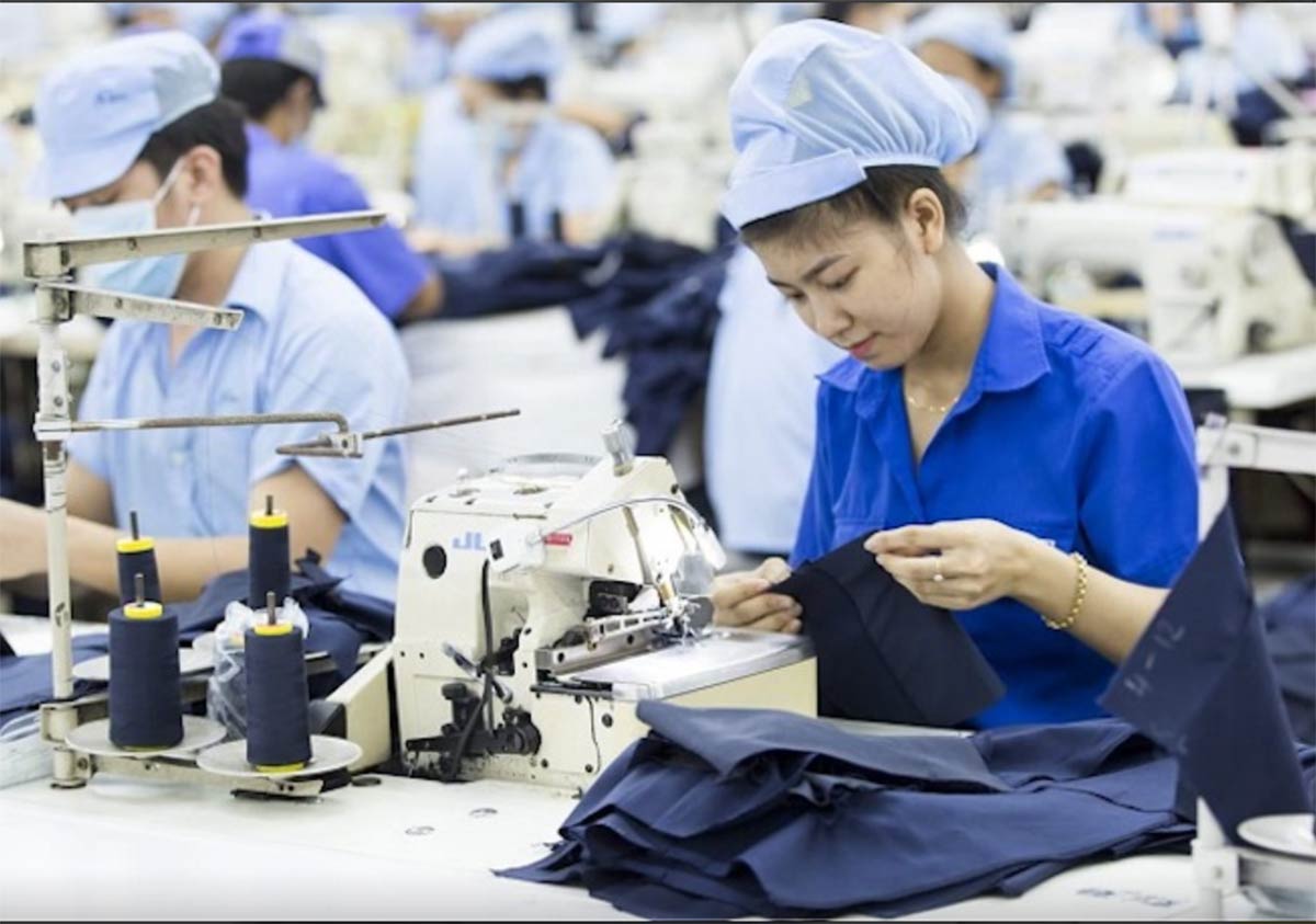 trang-don-hang-18-thang-dn-vuong-ben-trong-kho-ben-ngoai