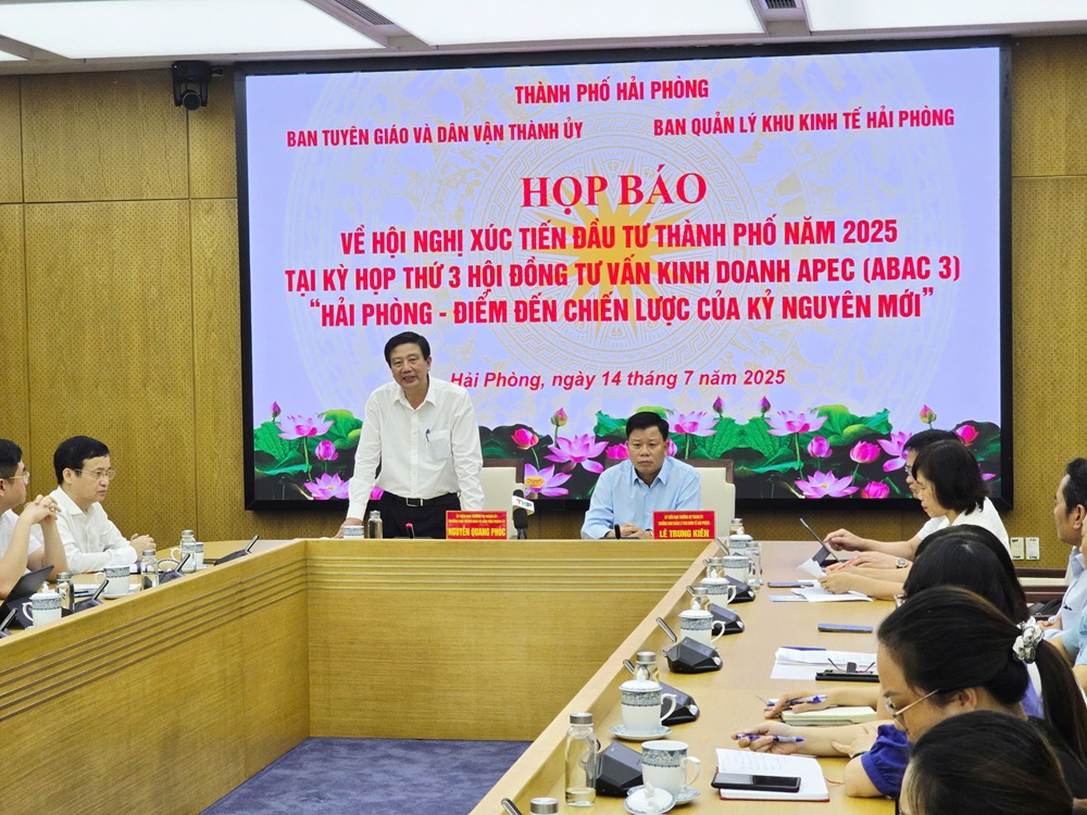 Ong_Nguyn_Quang_Phuc_Trng_ban_Ban_Tuyen_giao_va_Dan_vn_Hi_Phong_phat_biu_ti_bui_hp_bao.jpg