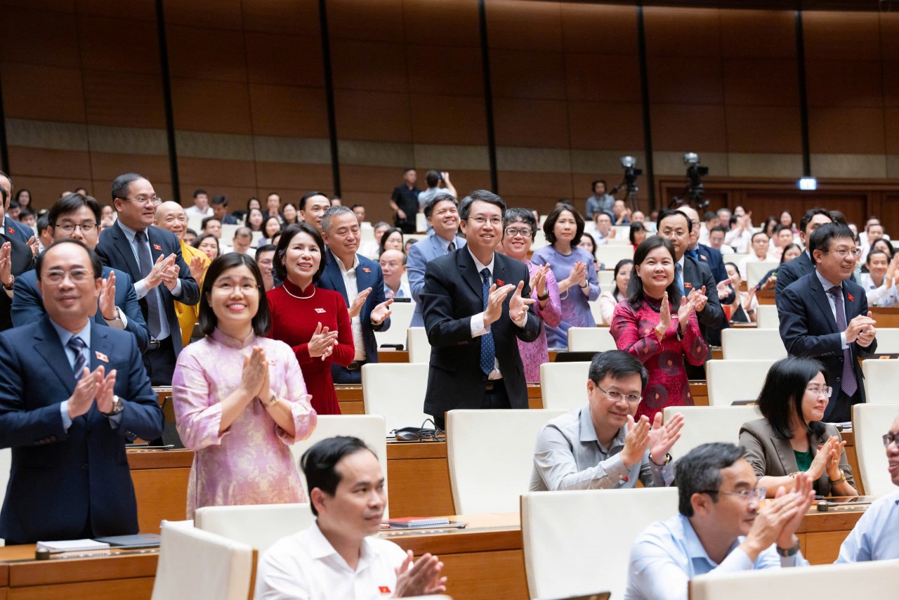 quoc-hoi-thong-qua-luat-thu-do-moi-trao-tham-quyen-toan-dien-cho-ha-noi