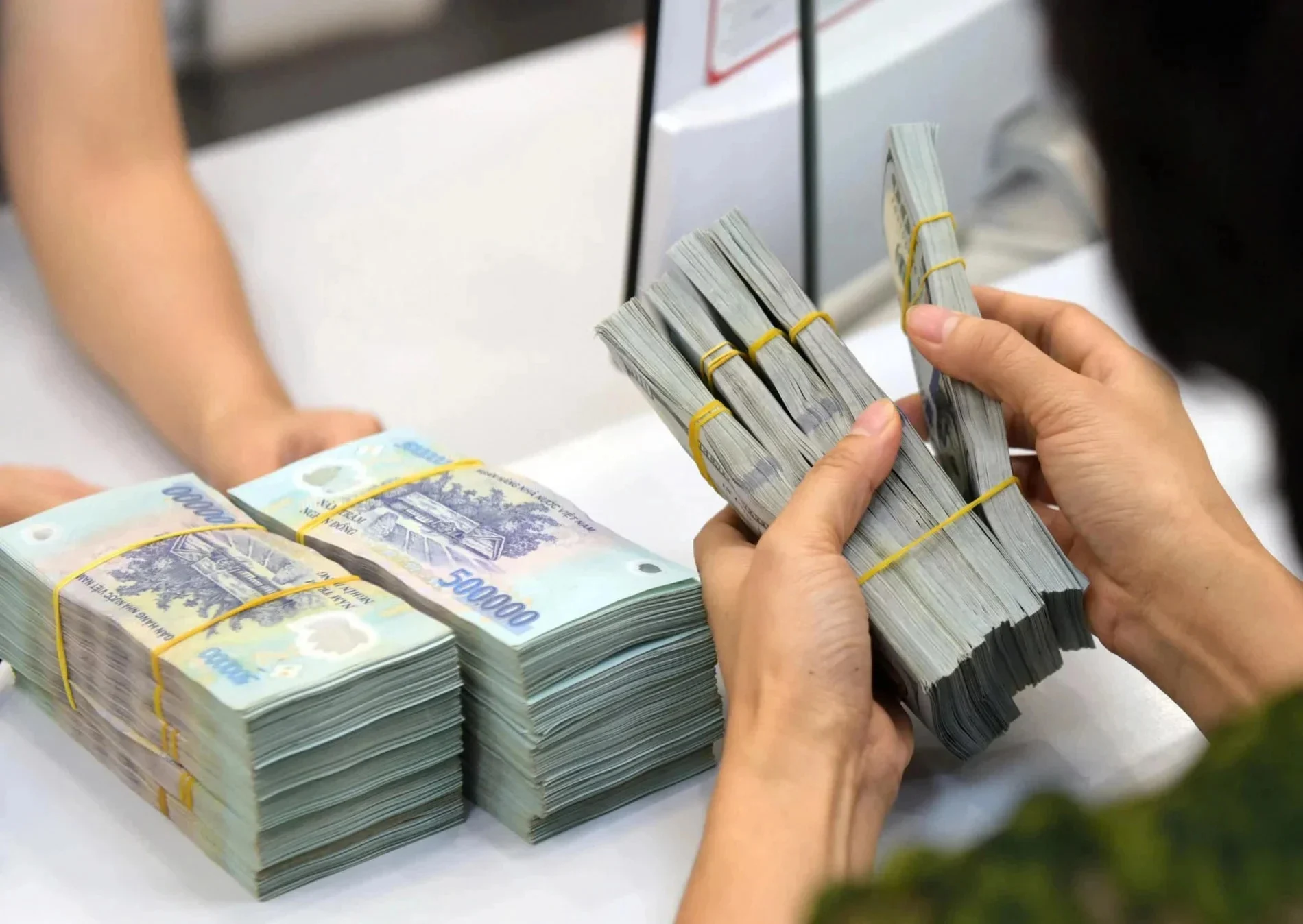 'Chưa nên kỳ vọng lãi suất sẽ giảm mạnh'