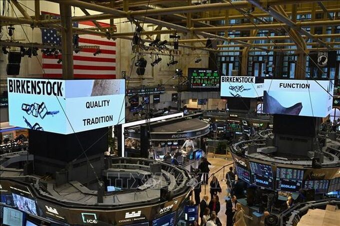 chung-khoan-my-ap-sat-ky-luc-cho-tin-hieu-tu-fed