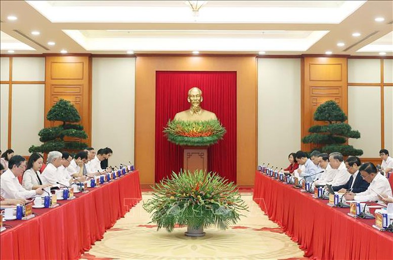 bo-chinh-tri-cho-y-kien-ve-cong-tac-chuan-bi-dai-hoi-dang-bo-mttq-cac-doan-the-trung-uong