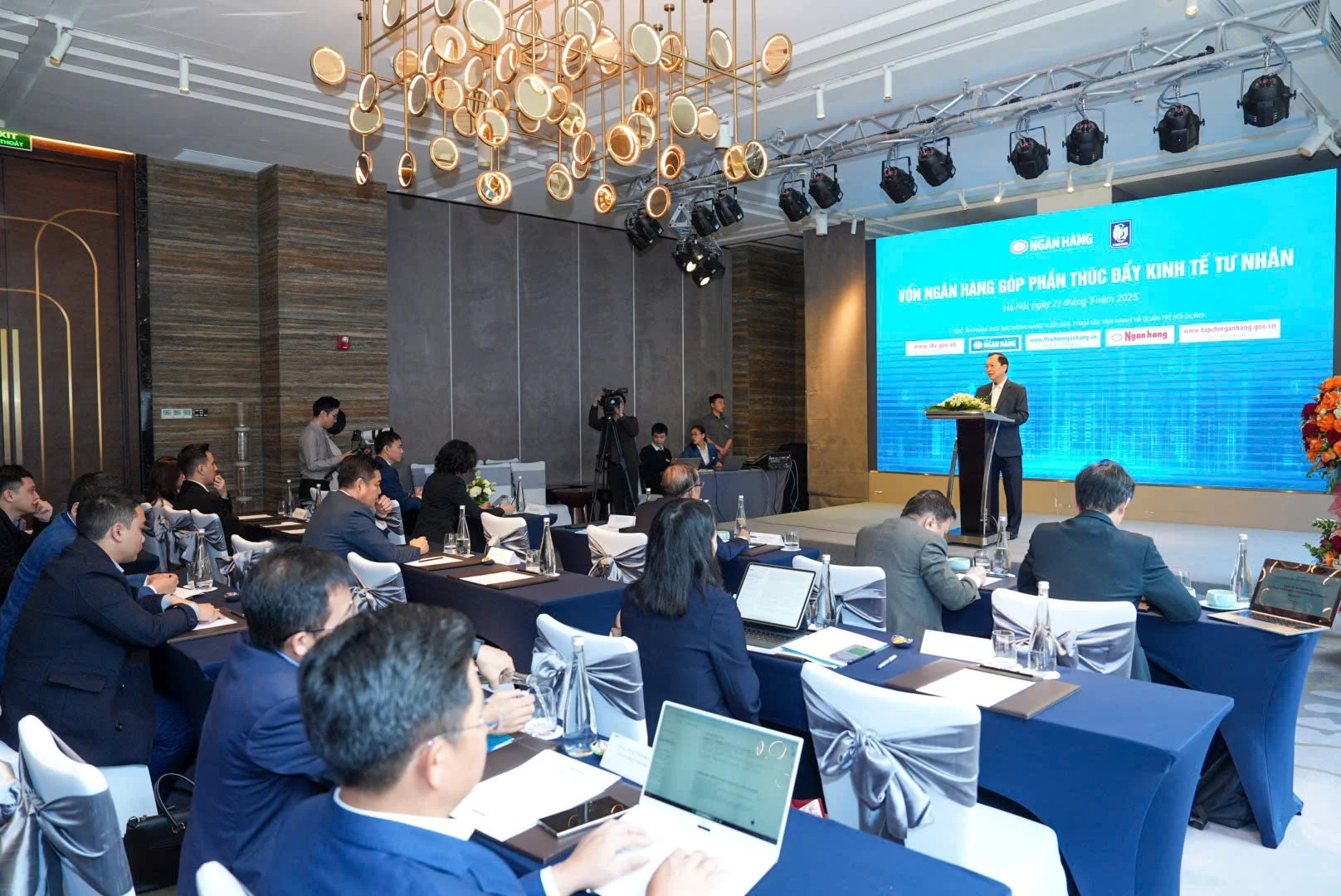 tin-dung-cho-sme-ca-2-cung-chuyen-dong-moi-vuot-qua-rao-can