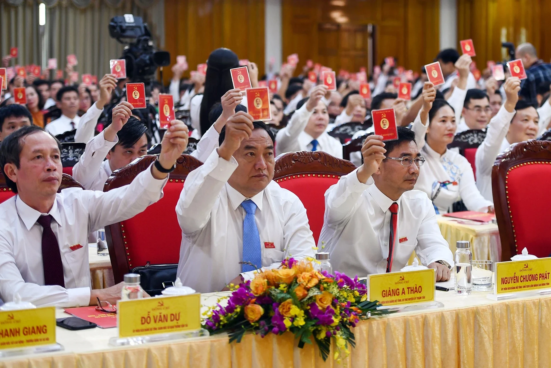 chi-thi-moi-cua-bo-chinh-tri-ve-do-tuoi-va-co-cau-nhan-su-cap-uy