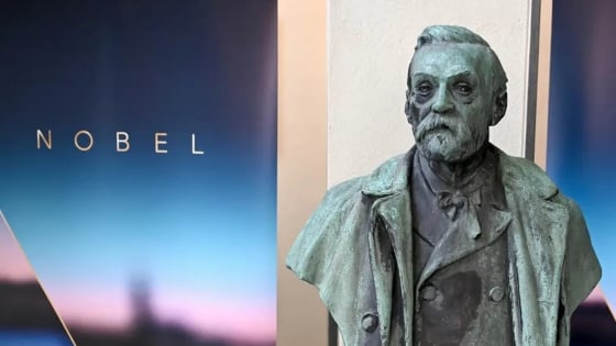 Nobel Kinh tế 2025: Cảnh báo AI có thể là 'con dao hai lưỡi'