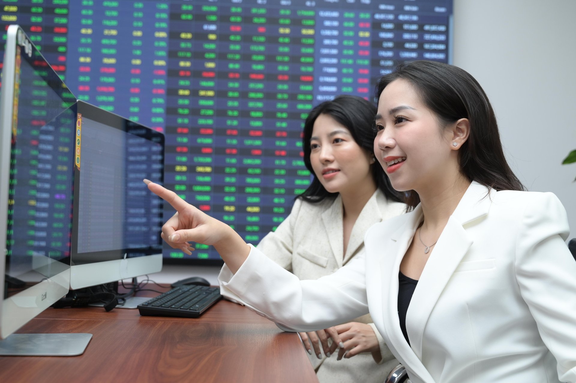 ma-co-phieu-sot-nong-nho-blockchain-nhom-ngan-hang-bds-dong-loat-dieu-chinh