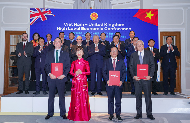 Trao van kien Airbus & RollsRoyce.jpg