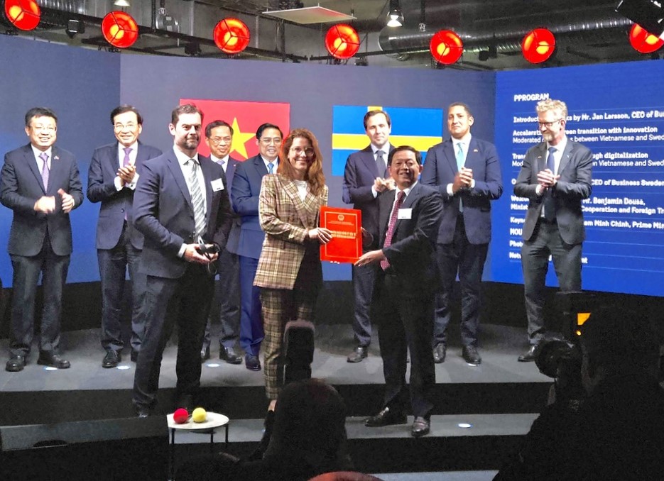 binh-dinh-trao-giay-chung-nhan-dang-ky-dau-cho-du-an-von-fdi-1-ty-usd