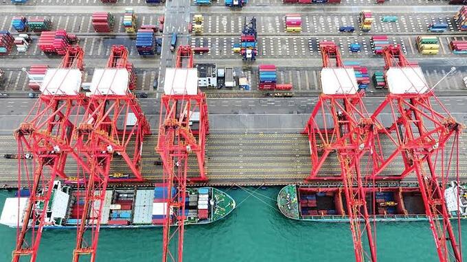 nua-dau-thang-4-xuat-nhap-khau-hang-hoa-giam-gan-10