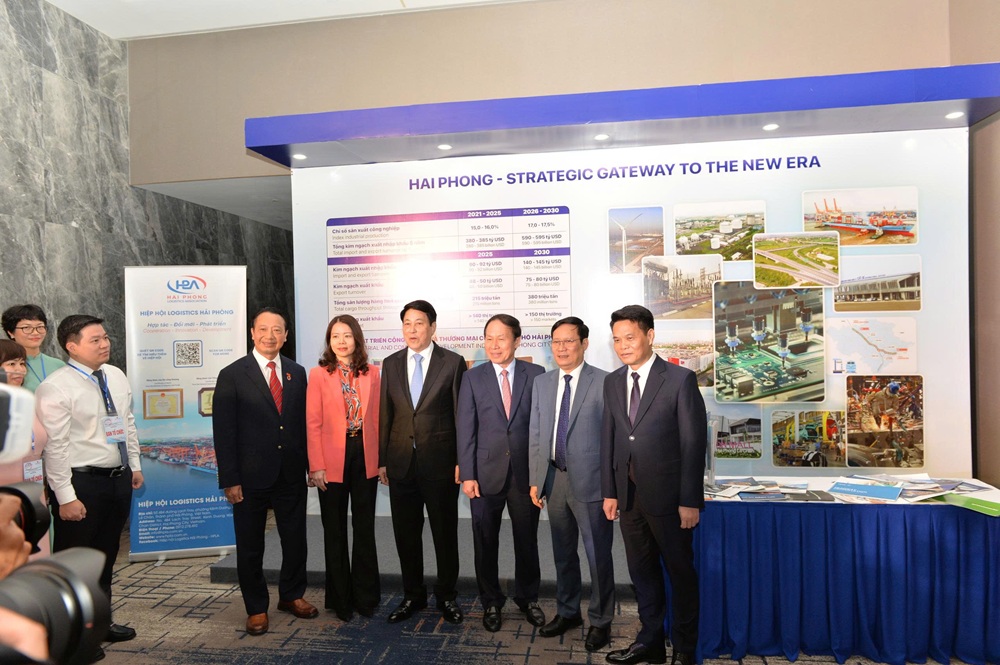 Ch_tch_nc_Lng_Cng_va_cac_i_biu_tham_quan_cac_gian_hang_trin_lam_ca_Hip_hi_Logistics_Hi_Phong.jpg