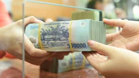 Lãi suất qua đêm bất ngờ giảm mạnh