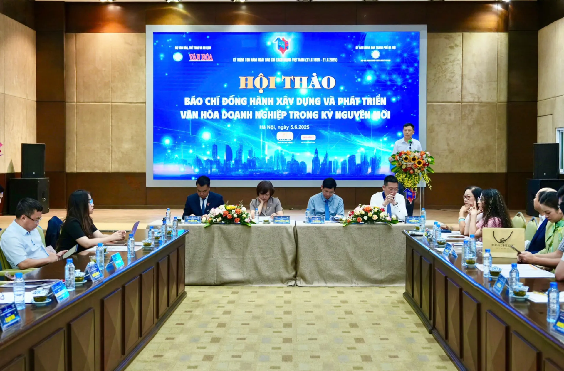 doanh-nghiep-phat-trien-ben-vung-tu-van-hoa-nho-cong-sinh-voi-bao-chi