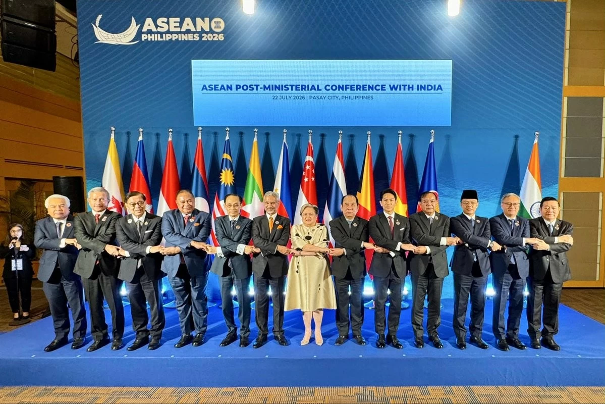 chu-dong-cam-lai-dua-con-tau-asean-vuot-song