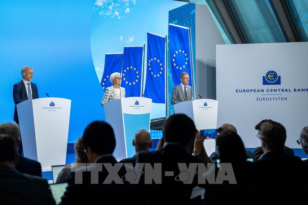 ECB giữ nguyên lãi suất trước sức ép từ giá năng lượng