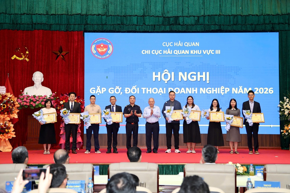 Ong__Thanh_Trung_Ch_tch_UBND_TP._Hi_Phong_tng_Bng_khen_cho_cac_doanh_nghip_co_ong_gop_ln_vao_ngan_sach_nha_nc_ca_thanh_ph_trong_hot_ng_xut_nhp_khu.jpg
