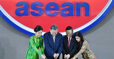 de-viet-nam-sanh-vai-voi-cuong-quoc-nam-chau-se-la-tu-asean-va-cung-asean