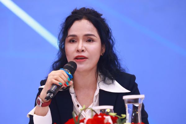 chị huệ.jpg