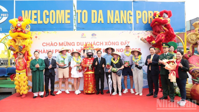 da-nang-don-hon-1000-du-khach-tau-bien-xong-dat-sang-mung-3-tet-binh-ngo-nam-2026