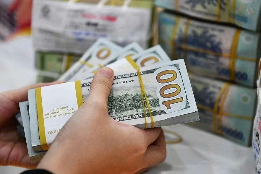 Giá USD ngân hàng giảm, thị trường tự do tăng mạnh