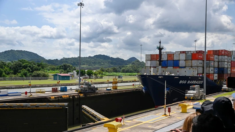 Tàu của Chính phủ Mỹ được miễn phí khi di chuyển qua kênh đào Panama