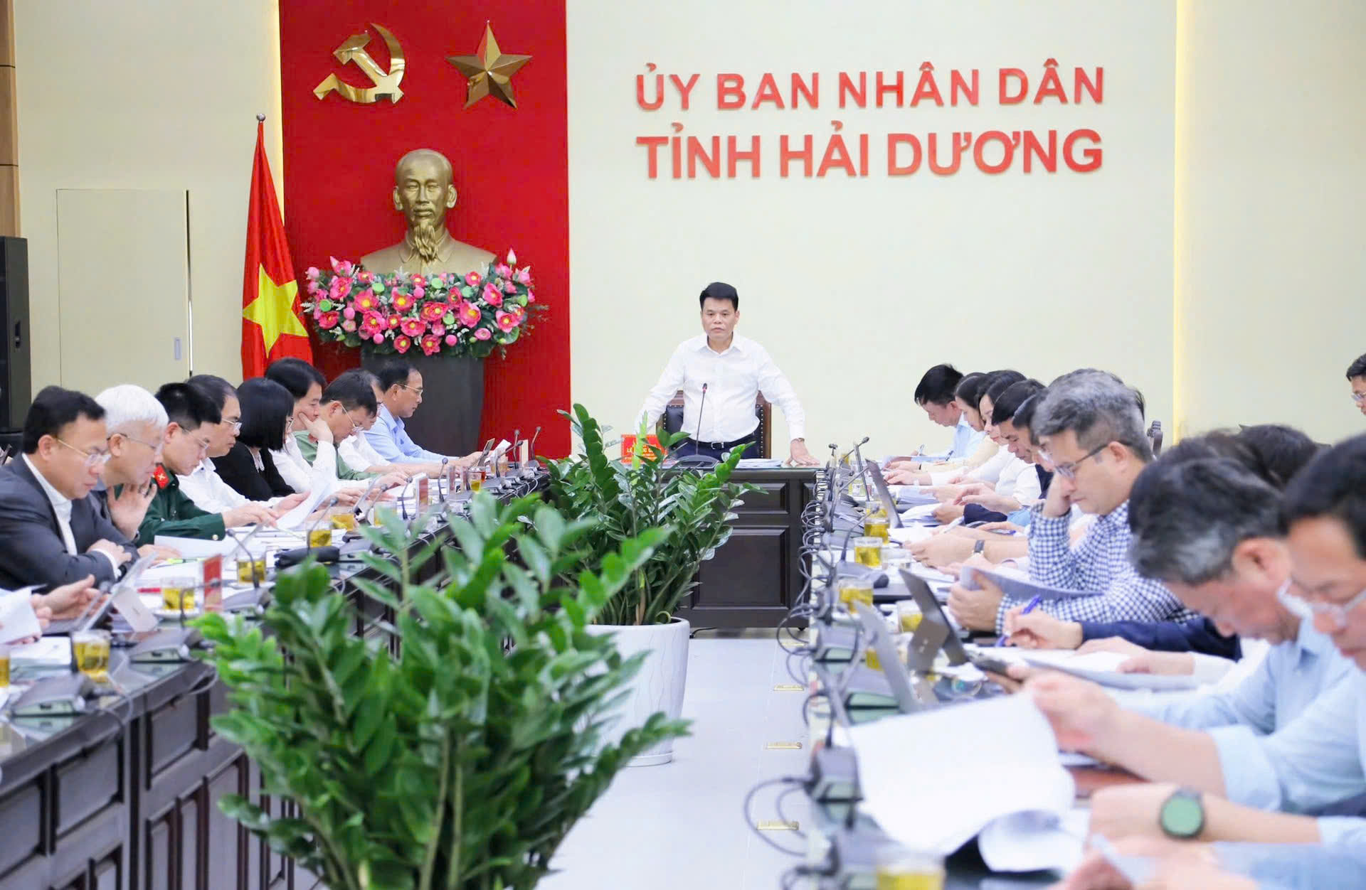 Ong_Le_Ngc_Chau_Ch_tch_UBND_tnh_Hi_Dng_ch_tri_hi_ngh.jpg