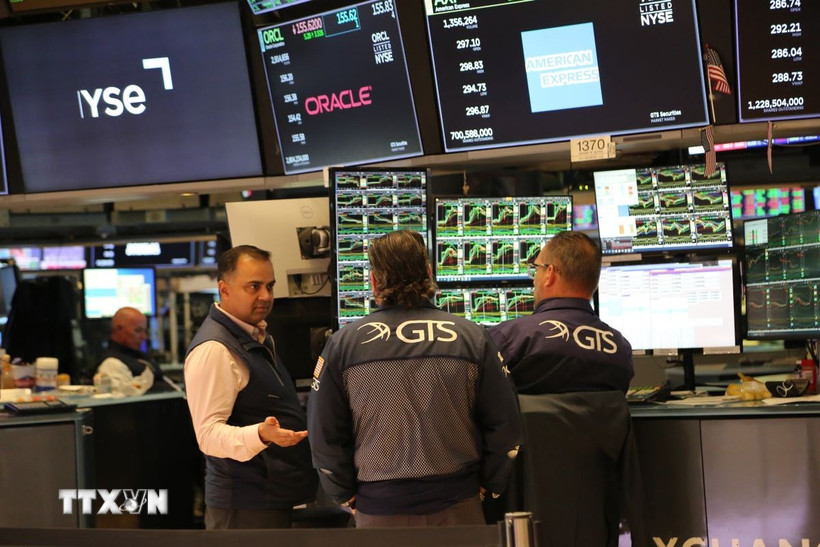 Thị trường chứng khoán toàn cầu đồng loạt đi lên trong lúc đồng USD giảm giá